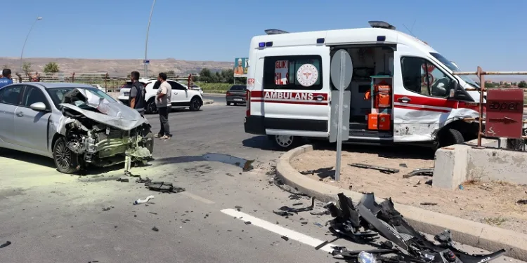 Ambulansla otomobil çarpıştı