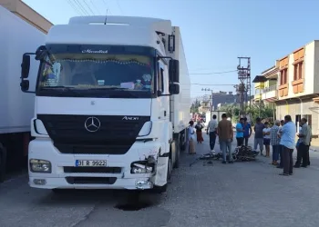 Motosiklet tırla çarpıştı: 1 ölü