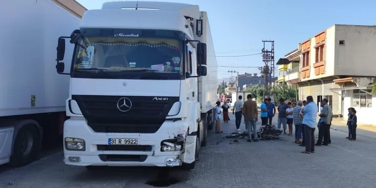 Motosiklet tırla çarpıştı: 1 ölü