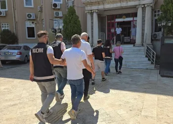 Hastalardan usulsüz para aldığı iddia edilen doktor ve medikalci tutuklandı