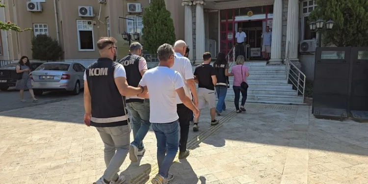Hastalardan usulsüz para aldığı iddia edilen doktor ve medikalci tutuklandı