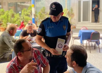 Polis dolandırıcılığa karşı broşür dağıttı
