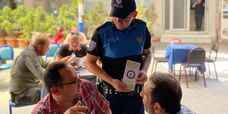 Polis dolandırıcılığa karşı broşür dağıttı