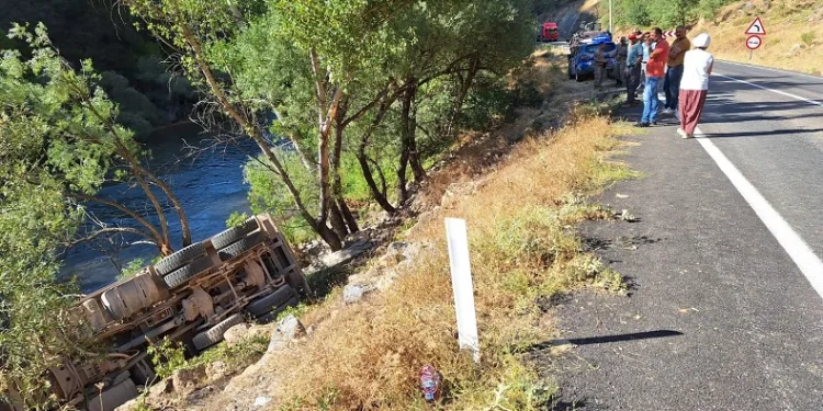 Kamyon şarampole devrildi