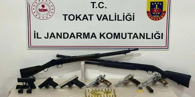 Tokat’ta jandarmadan uyuşturucu ve silah operasyonu