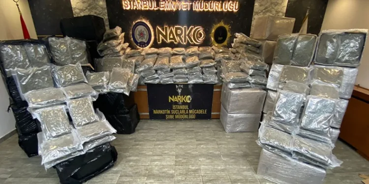 Tırın içerisinden 921 kilogram uyuşturucu madde ele geçirildi