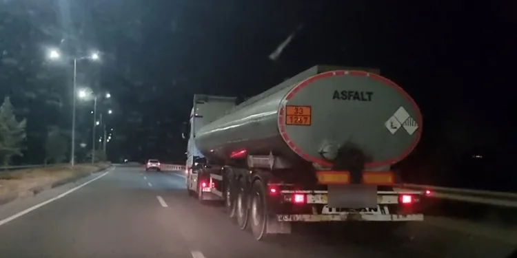 Akaryakıt tankerinden 2 bin 410 paket kaçak sigara çıktı
