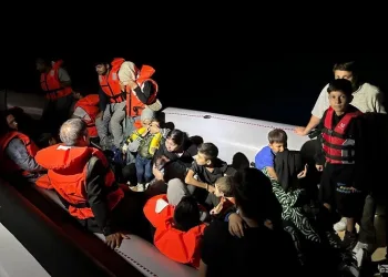 Ayvalık açıklarında 27’si çocuk 64 düzensiz göçmen kurtarıldı