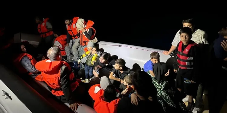 Ayvalık açıklarında 27’si çocuk 64 düzensiz göçmen kurtarıldı
