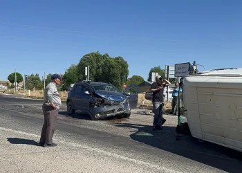 Minibüs ile otomobil çapıştı: 2 yaralı
