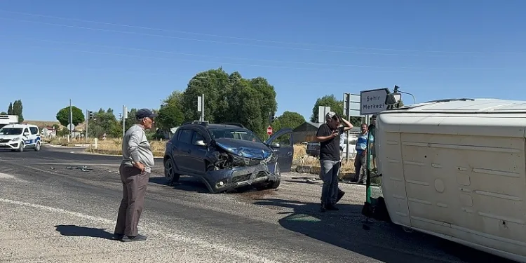 Minibüs ile otomobil çapıştı: 2 yaralı
