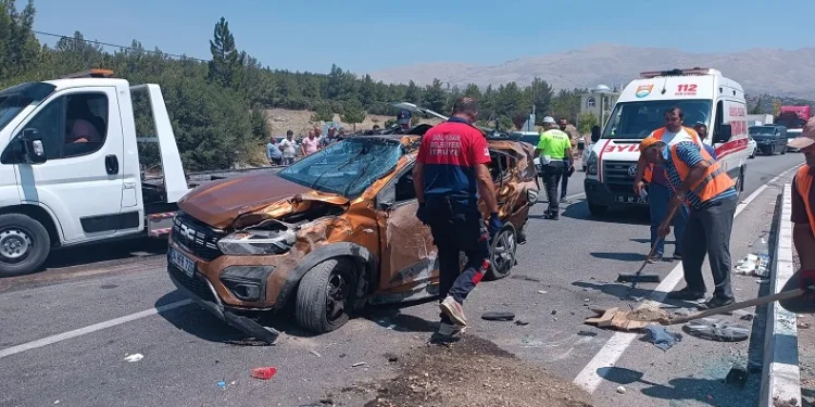 Takla atan araçtaki 2 kişi yaralandı