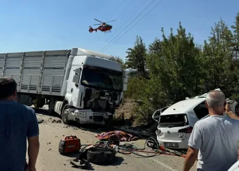 Kamyonla otomobil kafa kafaya çarpıştı