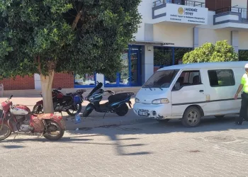 Motosiklet, minibüsün açılan kapısına çarptı