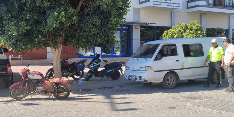 Motosiklet, minibüsün açılan kapısına çarptı