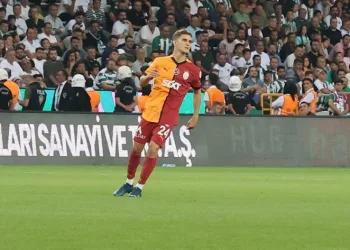 Elias Jelert sarı-kırmızılı formayla ilk maçına çıktı