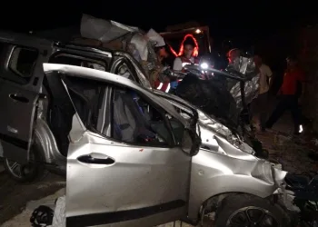 Feci kazada araçlar hurda yığınına döndü