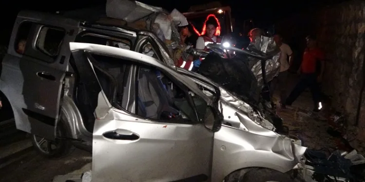 Feci kazada araçlar hurda yığınına döndü