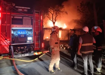 Gecekondu alev alev yandı