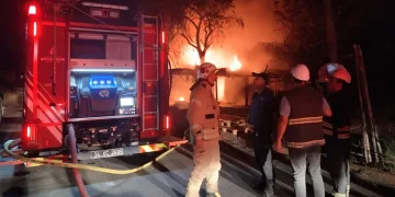 Gecekondu alev alev yandı