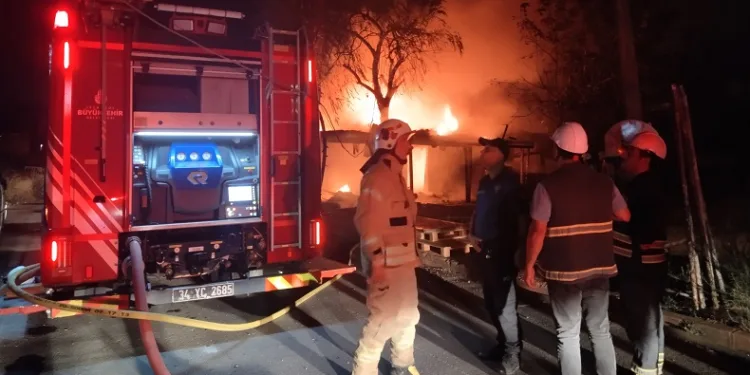 Gecekondu alev alev yandı