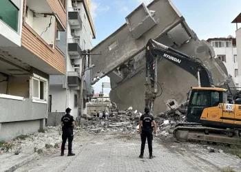 Yürekleri ağza getiren 5 katlı binanın yıkımı tamamlandı