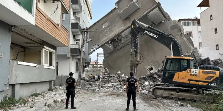Yürekleri ağza getiren 5 katlı binanın yıkımı tamamlandı