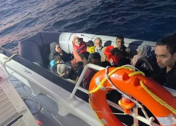 Ayvalık açıklarında 12’si çocuk 34 düzensiz göçmen yakalandı