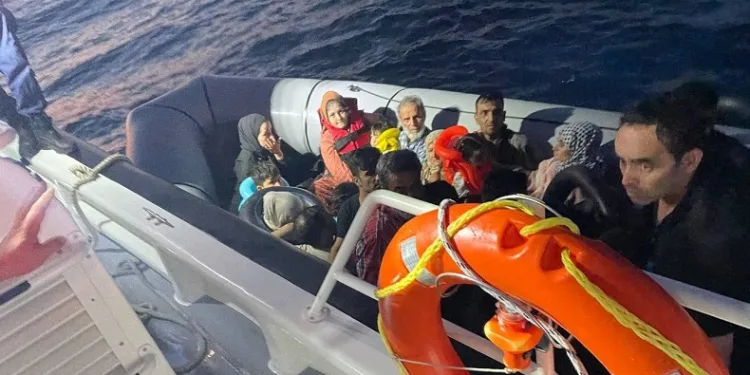 Ayvalık açıklarında 12’si çocuk 34 düzensiz göçmen yakalandı