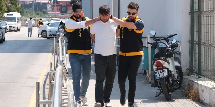 Operasyona gelen polisleri fark edip kaçmaya çalıştı, kıskıvrak yakalandı