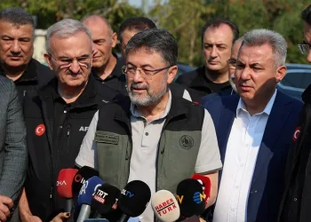 Bakan Yumaklı: “İzmir’de yangın şehirden uzaklaştı”