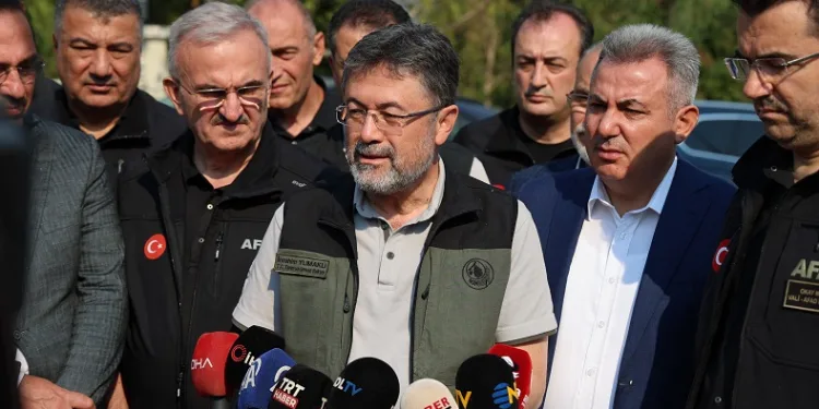Bakan Yumaklı: “İzmir’de yangın şehirden uzaklaştı”
