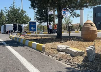 Ağaca çarpan otomobil devrildi: 1 ağır 5 yaralı