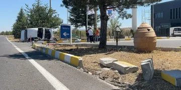 Ağaca çarpan otomobil devrildi: 1 ağır 5 yaralı