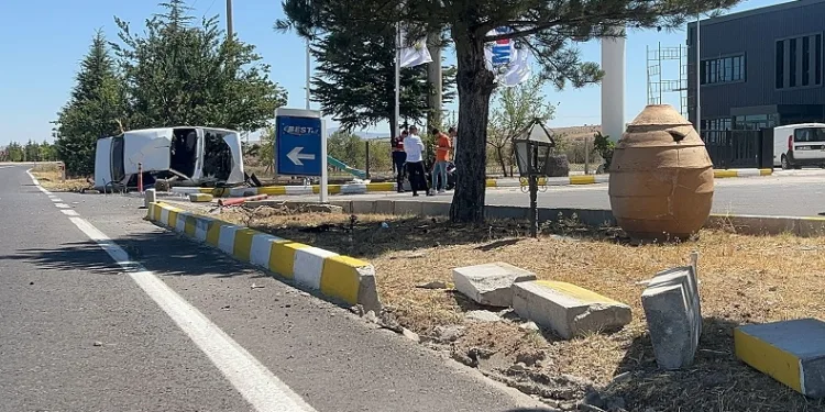 Ağaca çarpan otomobil devrildi: 1 ağır 5 yaralı