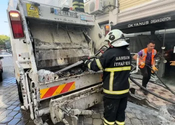 Çöpe atılan kül, çöp kamyonunu tutuşturdu