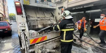 Çöpe atılan kül, çöp kamyonunu tutuşturdu