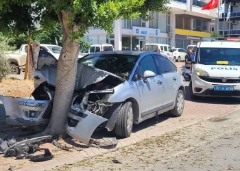 Ağaca çarpan otomobil hurdaya döndü
