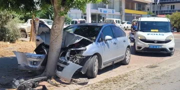 Ağaca çarpan otomobil hurdaya döndü
