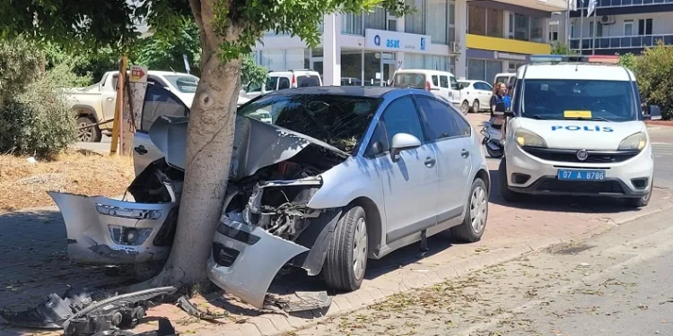 Ağaca çarpan otomobil hurdaya döndü