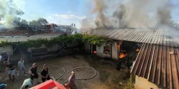 Tek katlı ev çıkan yangında kullanılamaz hale geldi