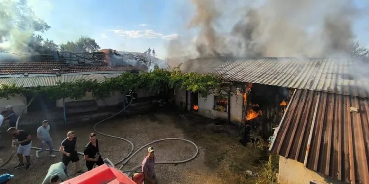 Tek katlı ev çıkan yangında kullanılamaz hale geldi