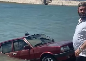 Sürücüsünün el frenini çekmeyi unuttuğu otomobili baraja uçtu