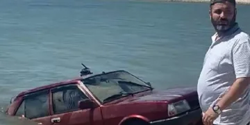 Sürücüsünün el frenini çekmeyi unuttuğu otomobili baraja uçtu
