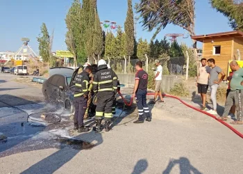 Park halindeki otomobil alev alev yandı