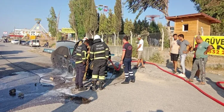Park halindeki otomobil alev alev yandı