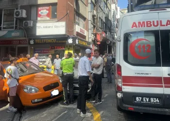 Kontrolden çıkan otomobil yayanın ayağını ezip park halindeki taksiye çarptı