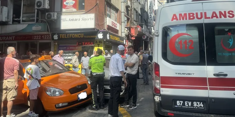Kontrolden çıkan otomobil yayanın ayağını ezip park halindeki taksiye çarptı