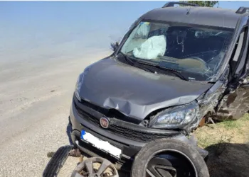 Hafif ticari araç ile otomobilin çarpıştı