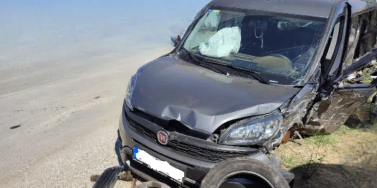 Hafif ticari araç ile otomobilin çarpıştı